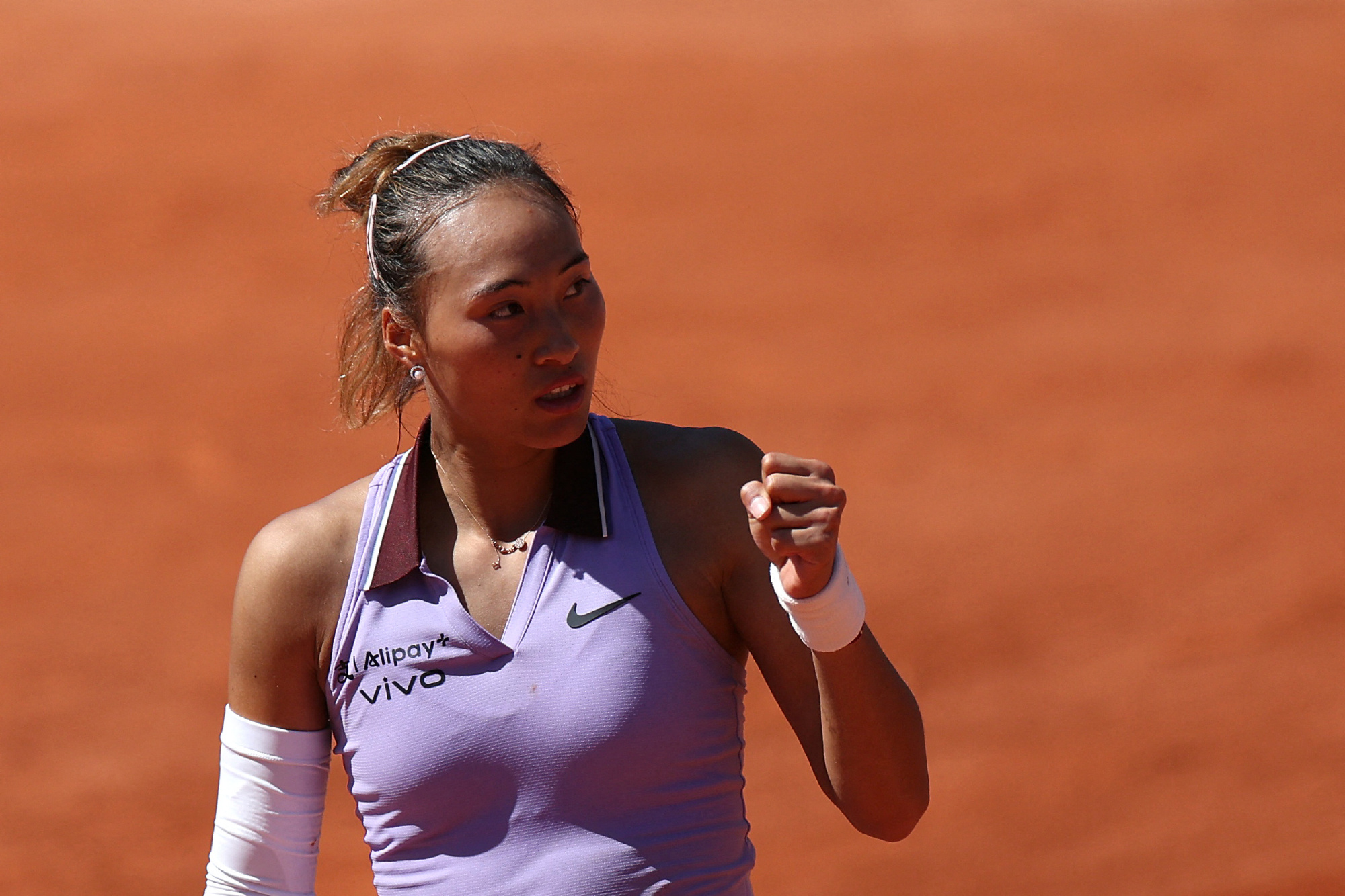 28圈电竞- 晋级下一阶段首场状态出色，独行侠观众沸腾！，阿扎伦卡重返赛场比赛高潮迭起