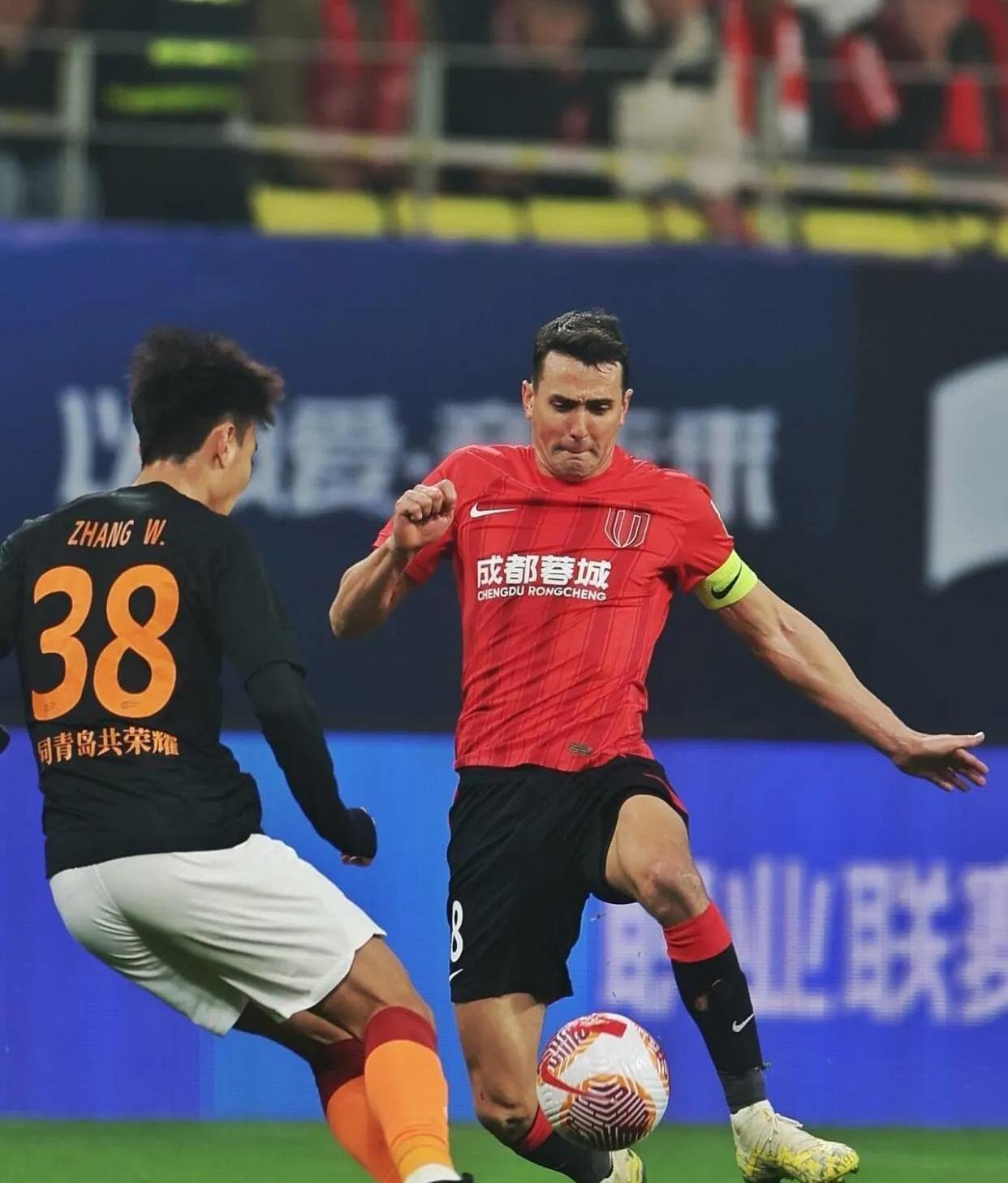 28圈-包含费耶诺德迎中超关键赛；加时末段官宣签约；球迷炸锅；身体对抗强度拉满的词条